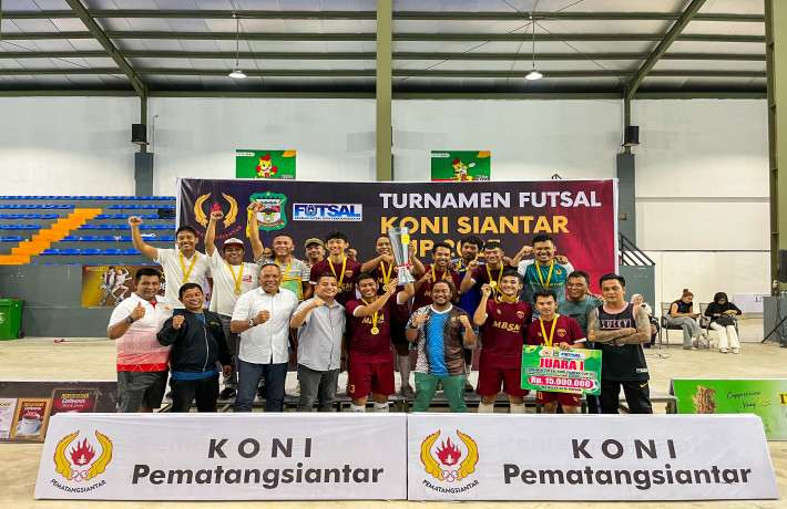 Wesly Diwakili Plt Asisten Hamzah Damanik Tutup Turnamen Futsal KONI Pematangsiantar Tim MBSM Juara 