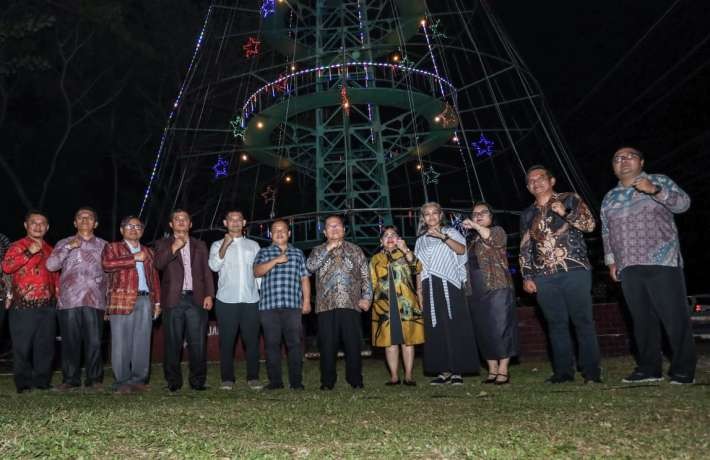 Wali Kota Wesly Bersama Unsur Forkopimda dan Pimpinan Gereja Nyalakan Pohon Terang Sambut Natal 2025