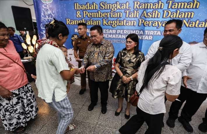 Wali Kota Wesly Didampingi Ny Liswati Serahkan Tali Asih kepada Jemaat Gereja