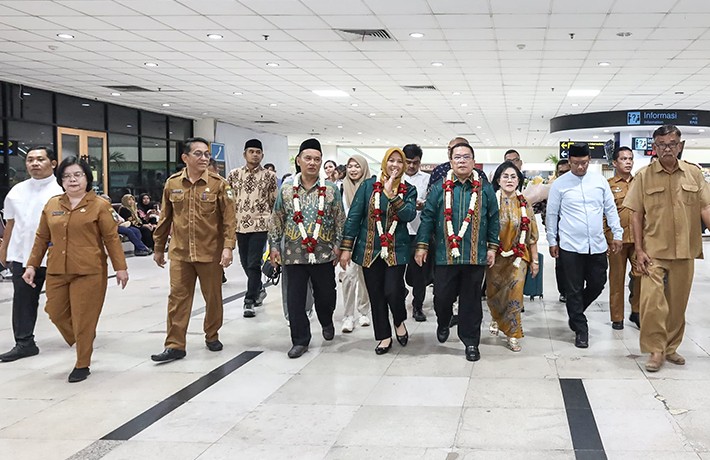 Wesly Silalahi-Herlina Disambut di Bandara Kualanamu