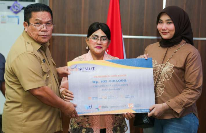 Puncak Bulan Inklusi Keuangan 2025 Wesly dan Ny Liswati Serahkan KUR kepada Pelaku UMKM