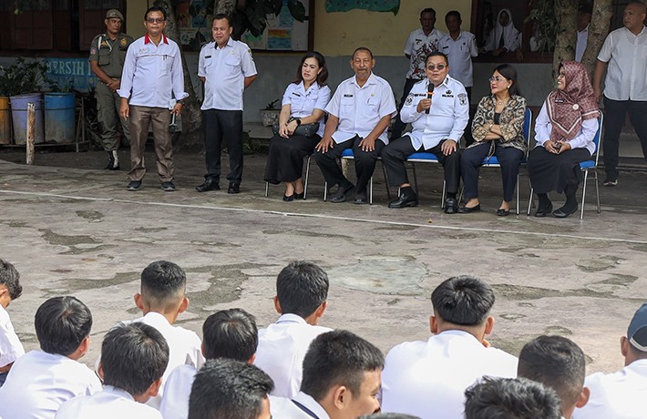 Wesly dan Ny Liswati Pantau Tes Urine Pelajar dan Guru di SMPN 8