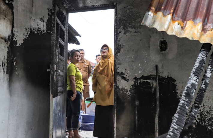 dr Susanti Serahkan Bantuan kepada Korban Kebakaran Rumah di Jalan D I Panjaitan