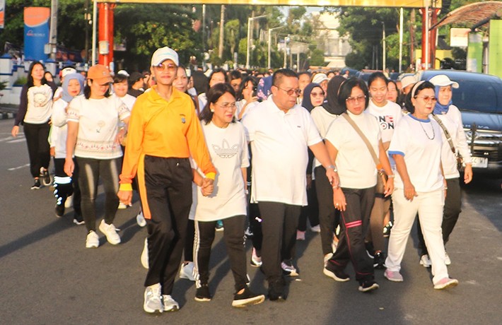 Wesly dan Ny Liswati Fun Walk Bersama IBI di Minggu Pagi 