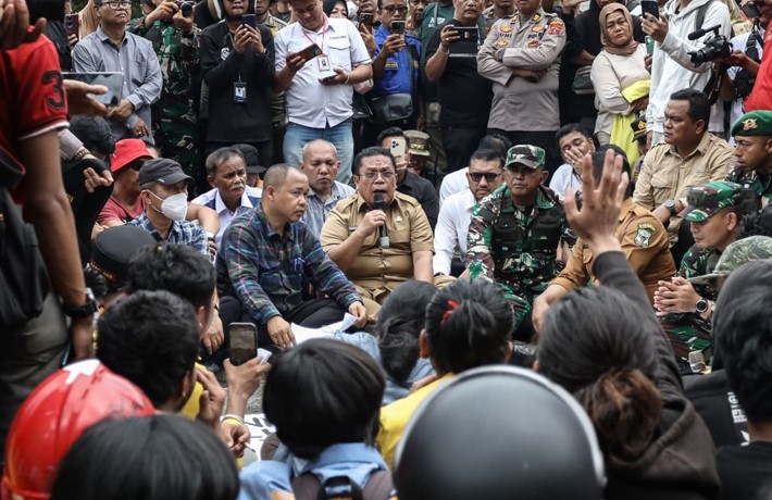 Wesly Bersama Forkopimda Duduk Bersama Pengunjuk Rasa di Depan Gedung DPRD Pematangsiantar