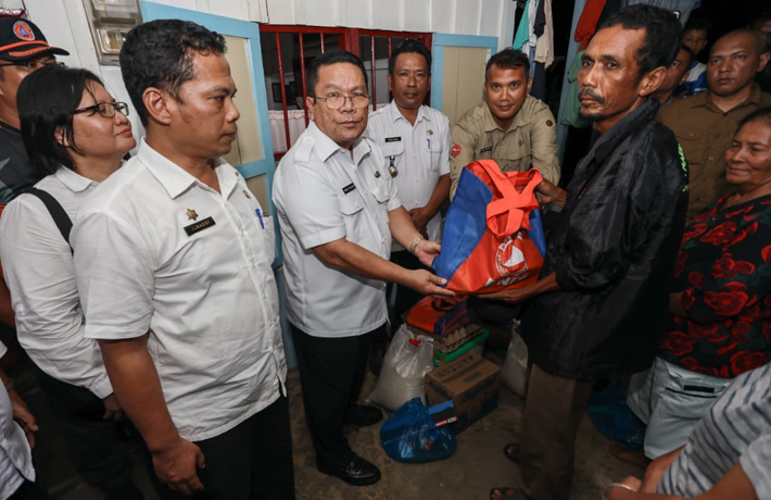 Wesly Kunjungi dan Serahkan Bantuan kepada Warga Terdampak Angin Puting Beliung