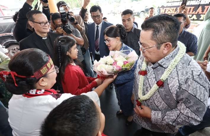 Wesly Didampingi Ny Liswati Hadiri Perayaan Tahun Transformasi HKBP 2025 Distrik V Sumatera Timur Tu