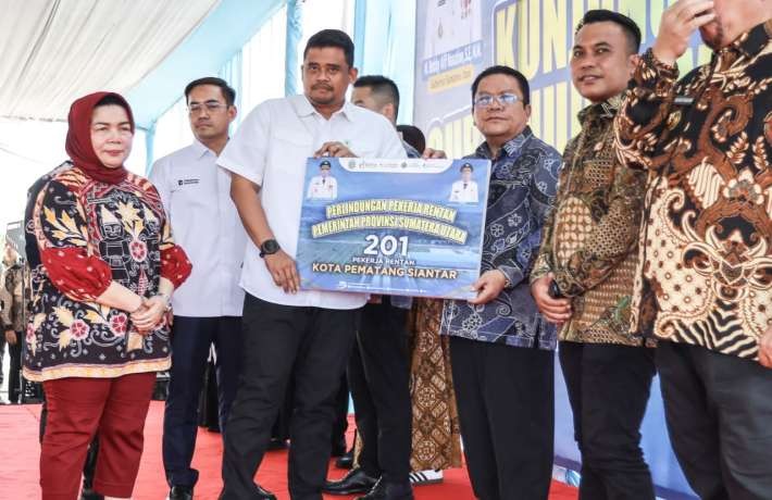 Bobby Kunker ke KEK Sei Mangkei Wesly Terima Kartu BPJS Ketenagakerjaan untuk Pekerja Rentan 