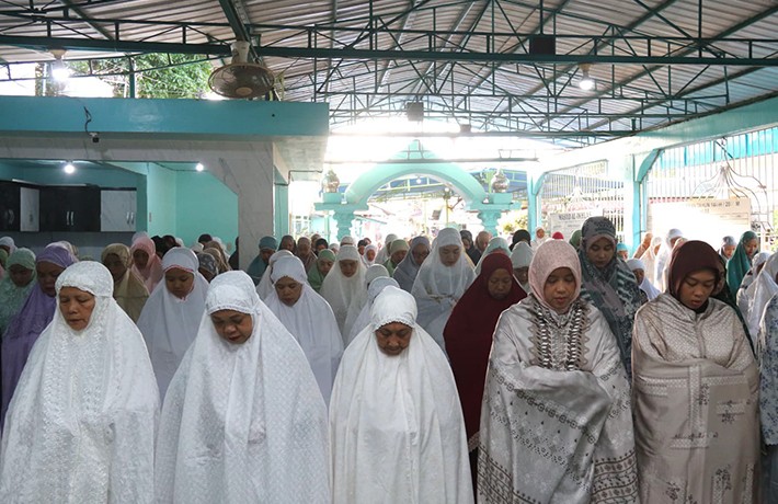 Herlina dan Masyarakat Sholat Idul Adha di Masjid Al Ikhlas Jalan Bola Kaki Gang Langgar 