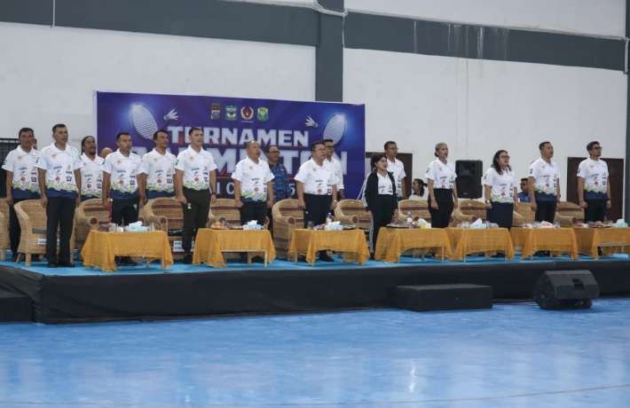 Wesly Ajak Peserta Turnamen Badminton KONI Cup Piala Kapolres Pematangsiantar Junjung Sportivitas da