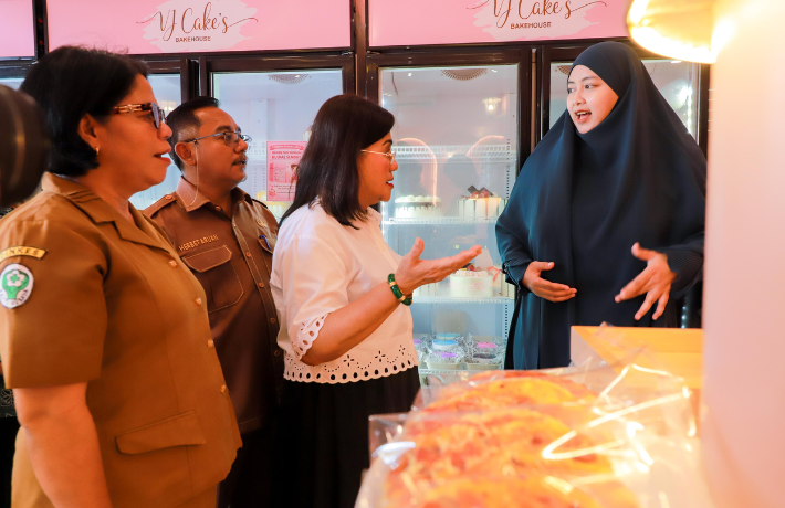 Motivasi Pelaku UMKM dan IKM serta Promosikan Produk Ketua Dekranasda Ny Liswati Sambangi 5 Lokasi