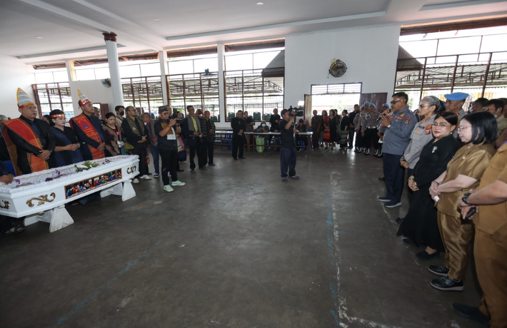 Ketua TP PKK Ny Liswati Bersama Kapolres Melayat Almarhum Pdt Edison Simanjuntak