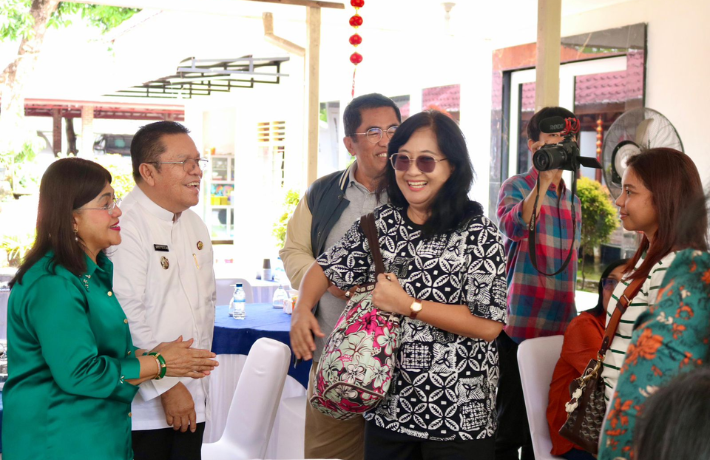 Wali Kota Wesly Jamu dan Ajak Tim Paduan Suara HKBP Jati Waringin Belanja Oleh-oleh di Pematangsiant