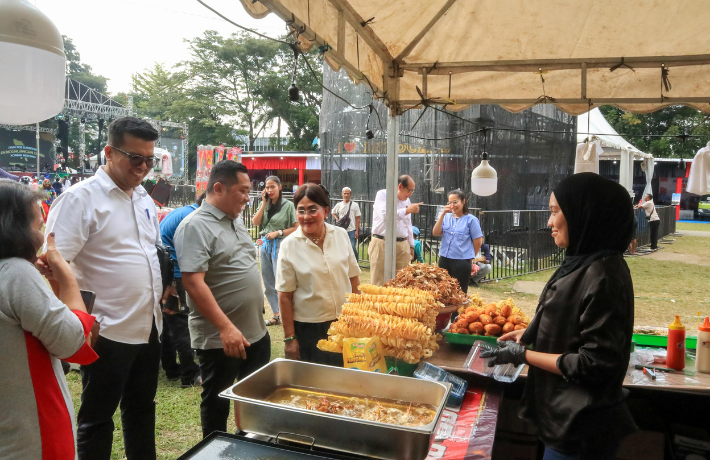 Ketua TP PKK Ny Liswati Wesly Silalahi Tinjau Stand Kuliner dan Saksikan Penampilan Yayasan RRABK di
