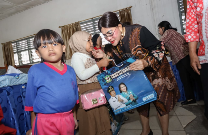 Ny Liswati Serahkan Seragam dan Pakaian Olahraga kepada Murid PAUD SAB 