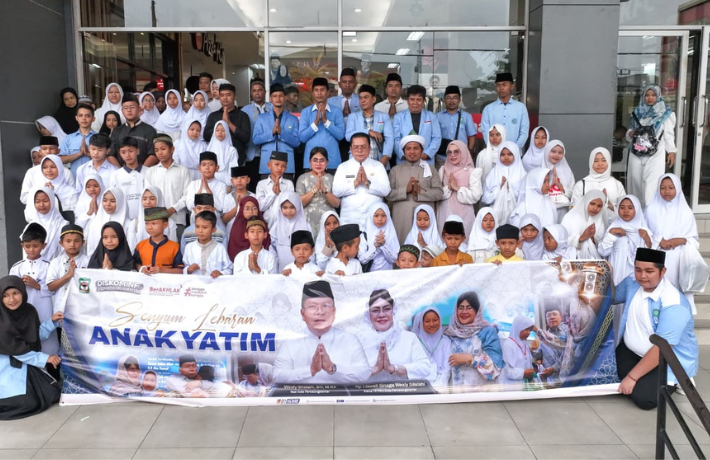 Wali Kota Wesly dan Ketua TP PKK Bawa Anak-anak Yatim Berbelanja di Ramayana