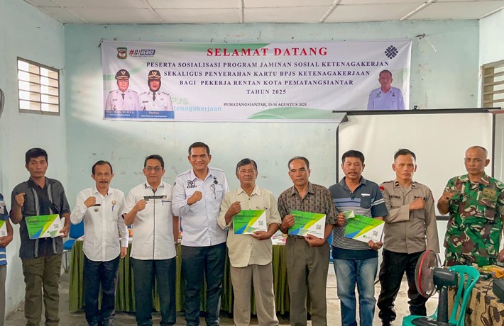 Wesly Diwakili Zainal Siahaan Serahkan Kartu BPJS Ketenagakerjaan kepada 1171 Pekerja Rentan di Sian