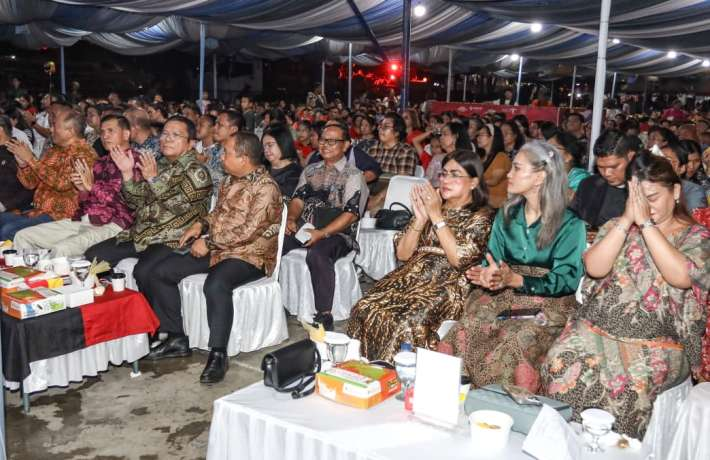 Wali Kota Wesly dan Ketua TP PKK Ny Liswati Hadiri Bagak Marnatal 2025