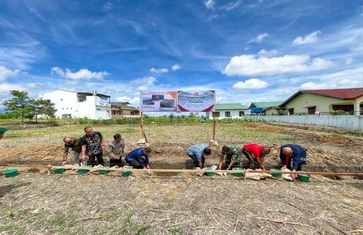 Wesly Diwakili Junaedi Bersama Deputi Kemenkop Letakkan Batu Pertama Pembangunan Gedung Koperasi Mer