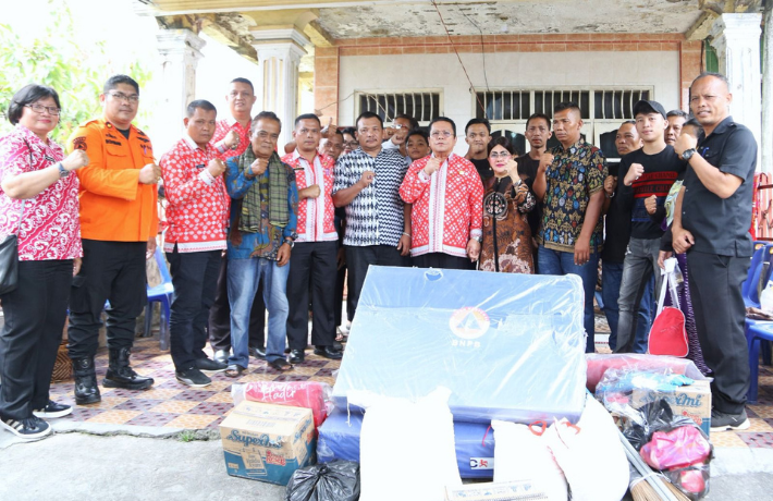 Wali Kota Wesly Didampingi Ny Liswati Kunjungi Lokasi Kebakaran di Jalan Pergaulan dan Jalan Nias