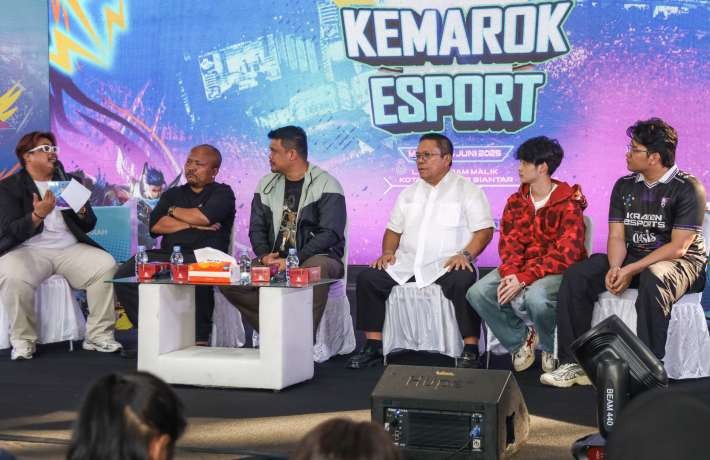 Wesly Saksikan Langsung Bobby dan Pascol Tanding Mobile Legends di Ajang Kemarok ESports