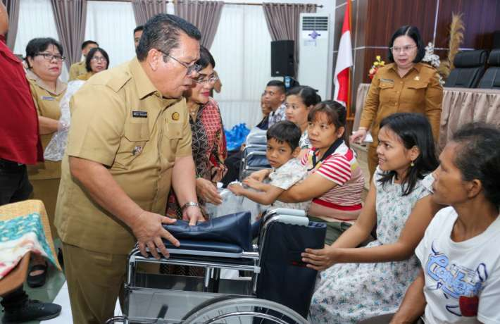 Wali Kota Wesly dan Ketua TP PKK Ny Liswati Serahkan Bingkisan Natal kepada Penyandang Disabilitas d