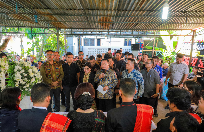 Wali Kota Wesly dan Ny Liswati Melayat Almarhum Bontor Silaban di Jalan Sibatu-batu