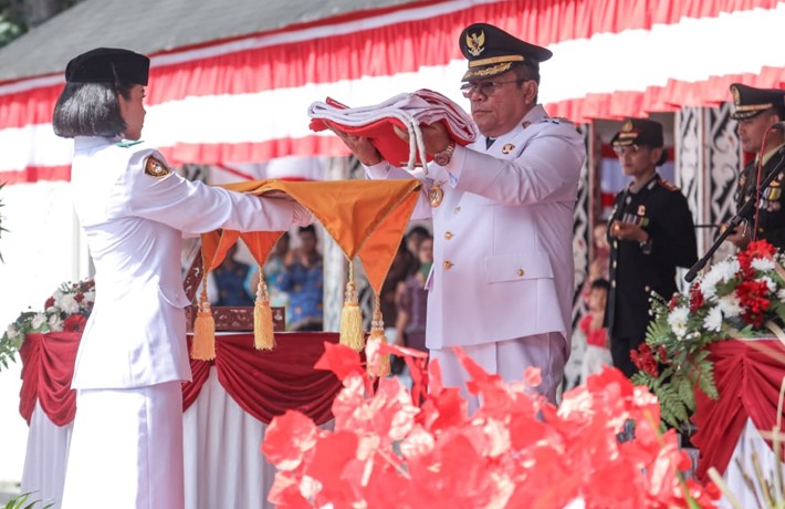 Wesly Inspektur Upacara Peringatan Detik-detik Proklamasi Kemerdekaan RI ke 80 di Lapangan Adam Mali