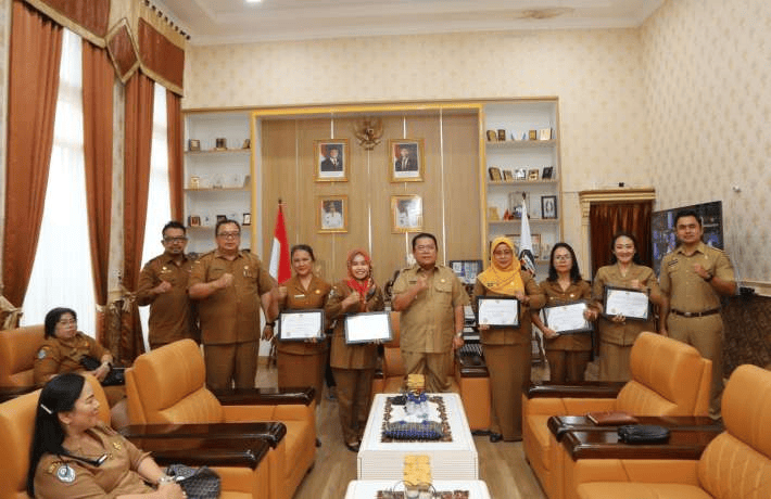 Wali Kota Wesly Serahkan Piagam Penghargaan kepada 5 Puskesmas dengan Nilai Tertinggi Hasil Penilaia