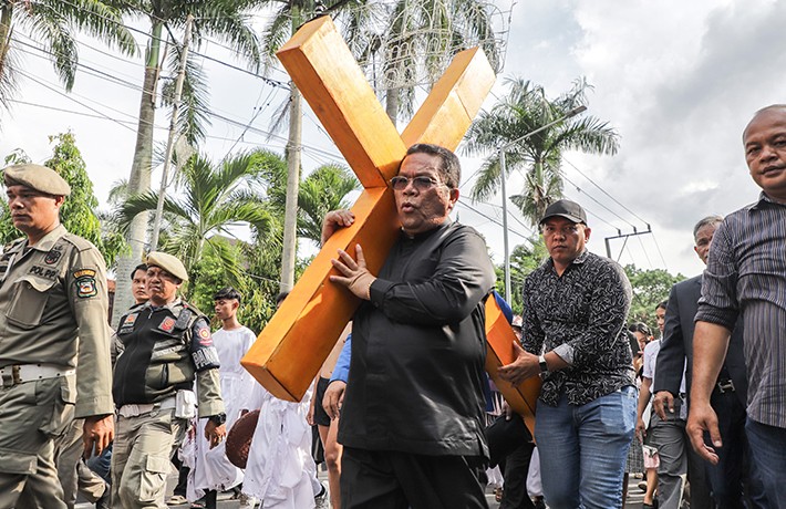 Wesly Ikut Prosesi Jalan Salib dan Pikul Salib di Peringatan Jumat Agung 