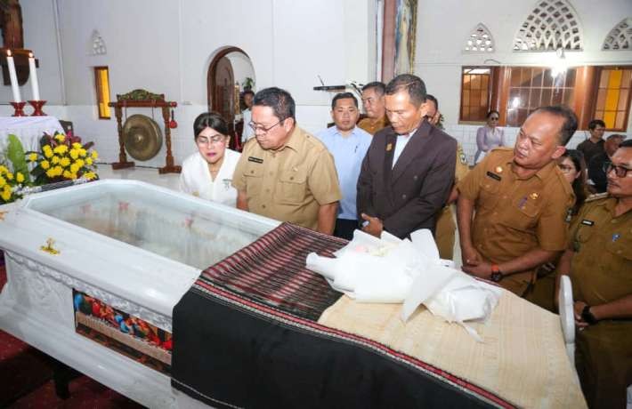 Wesly dan Ny Liswati Melayat Almarhum Uskup Emeritus Keuskupan Agung Medan Mgr Alfred Gonti Pius Dat