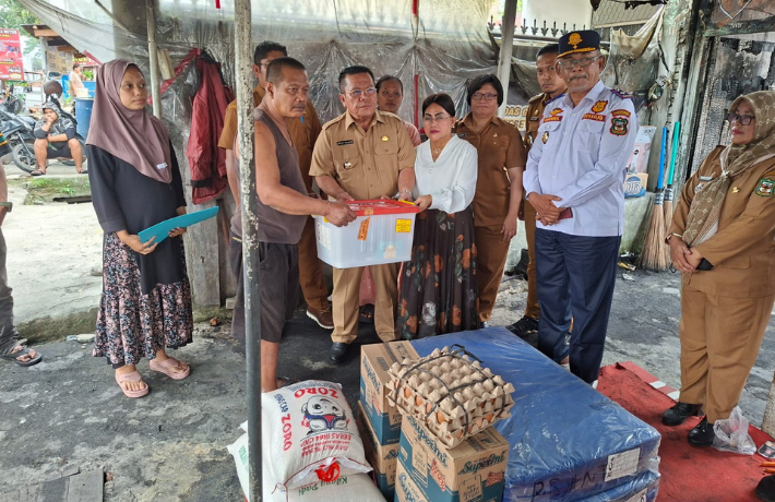 Wali Kota Wesly dan Ny Liswati Serahkan Bantuan ke Korban Kebakaran di Jalan Rakutta Sembiring 