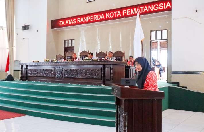 Wakil Wali Kota Herlina Bacakan Pengantar Nota Keuangan Wali Kota Wesly Silalahi atas Ranperda APBD 