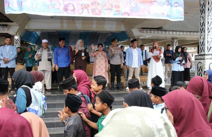 Ny Liswati Wesly Silalahi Lepas Pawai Ta aruf FASI ke XIII BKPRMI Kota Pematangsiantar