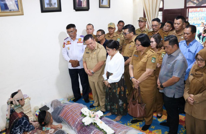 Melayat Almarhum Benny Sirait Wali Kota Wesly dan Ny Liswati Sampaikan Turut Berduka Cita 