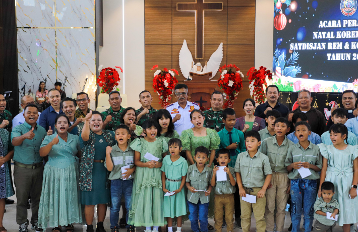 Wali Kota Wesly Berikan Tali Asih di Perayaan Natal Oikumene Korem 022 PT Satdisjan Rem dan Kodim 02