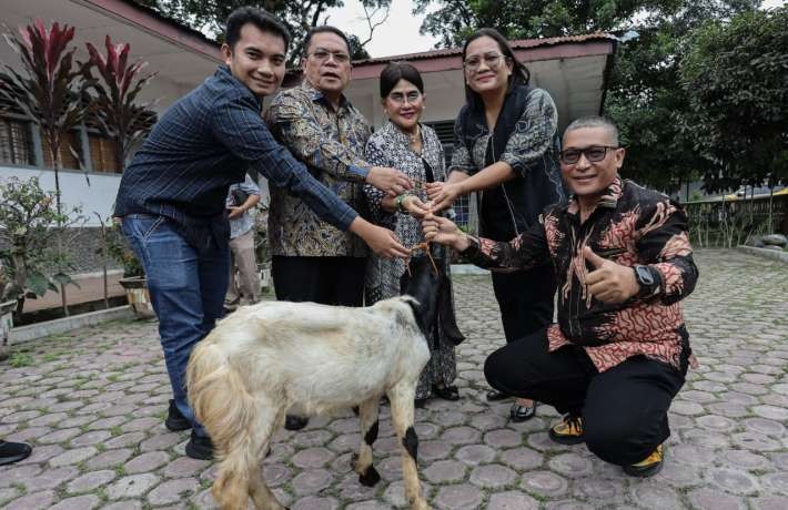 Wali Kota Wesly dan Ketua TP PKK Ny Liswati Serahkan Kambing kepada Pemenang Lomba PKK Tingkat Sumut