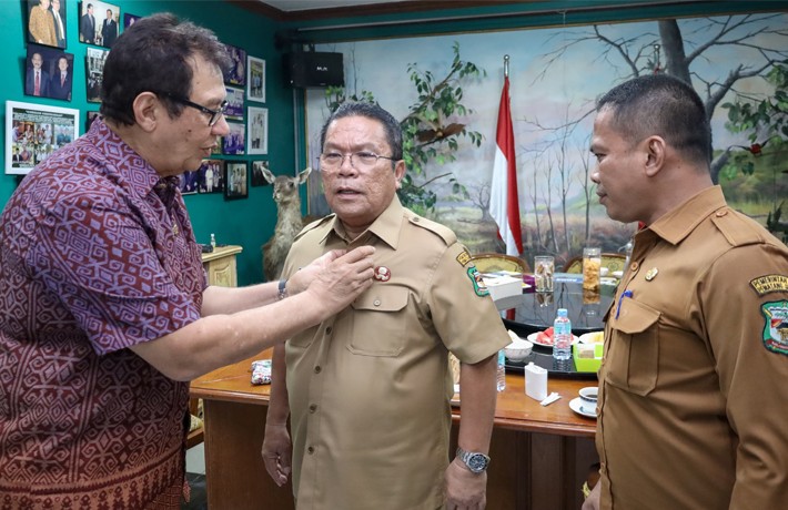 Rahmat Shah Sematkan Pin PKBSI ke Wesly