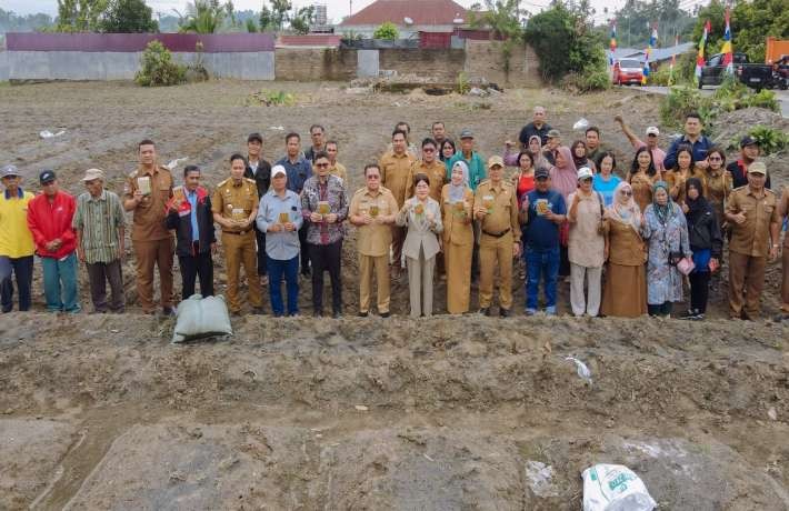 Petani Ucapkan Terima Kasih ke Wali Kota Wesly atas Pemberian Bantuan Bibit Cabai Merah dan Sarana P