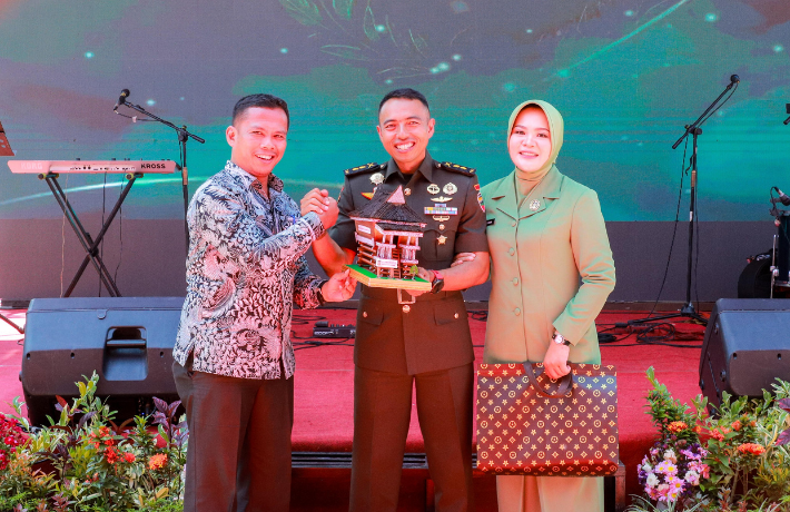 Lepas Sambut Danyonif 122 TS Wali Kota Wesly Diwakili Sekda Junaedi Beri Cenderamata Miniatur Rumah 