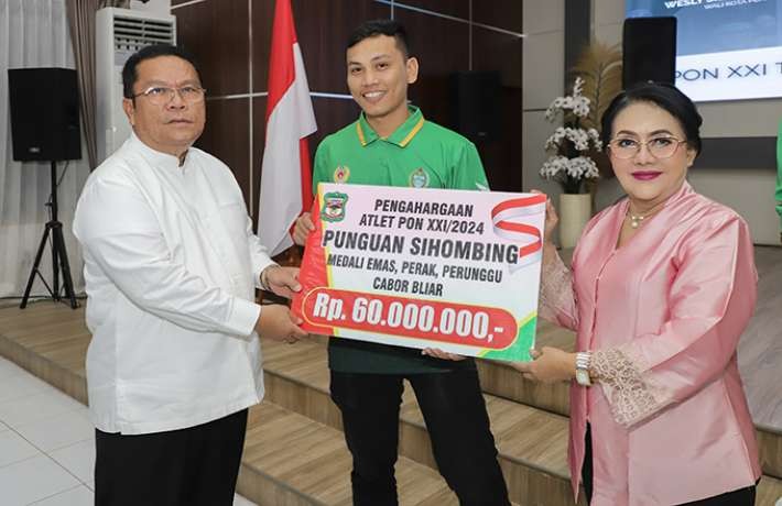 Wesly Didampingi Ny Liswati Serahkan Bonus ke Atlet PON XXI dan Popprovsu