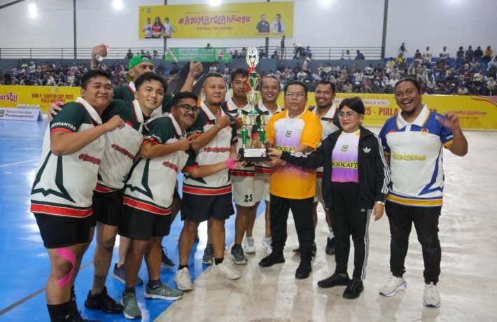 Wali Kota Wesly Tutup Open Turnamen Bola Voli KONI Pematangsiantar Cup 2025 Piala Wali Kota Pematang