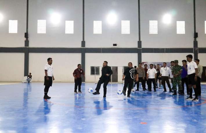 Wali Kota Wesly Diwakili Plt Asisten Amri Hasibuan dan Ketua DPRD Kick Off Kejuaraan Futsal Antar Ma