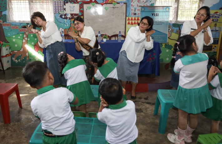 Ny Liswati Kunjungi 3 PAUD SAB Ajak Murid Menghafal Teks Pancasila dan Huruf Abjad