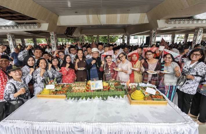 Wali Kota Wesly dan Ny Liswati Bersama Para Guru Peringati Hari Guru Nasional 