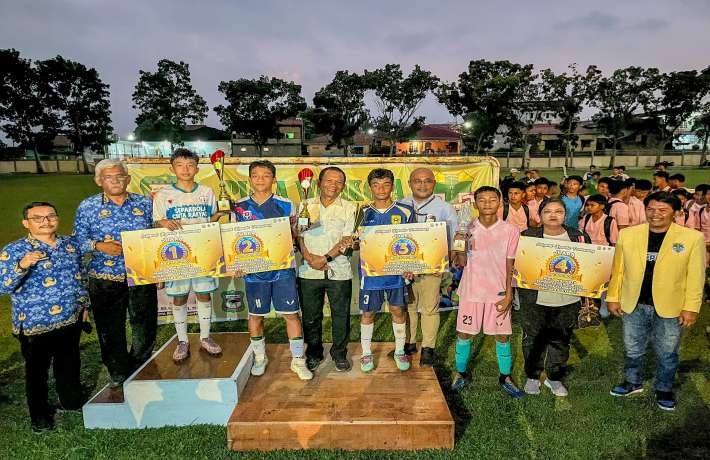 Wesly Diwakili Staf Ahli Daniel Siregar  Tutup Piala Wali Kota Pemuda Katolik Cup SMP Cinta Rakyat J