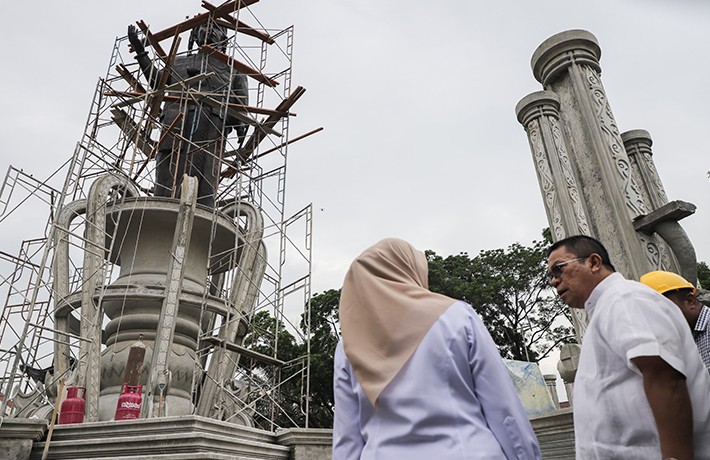 Wesly dan Herlina Tinjau Progres Pengerjaan Monumen Raja Sang Naualuh Damanik 
