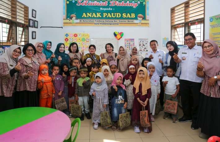 Ny Liswati Kunjungi PAUD SAB Timbang Galung dan Simarimbun Bernyanyi dan Bermain dengan Anak-anak 