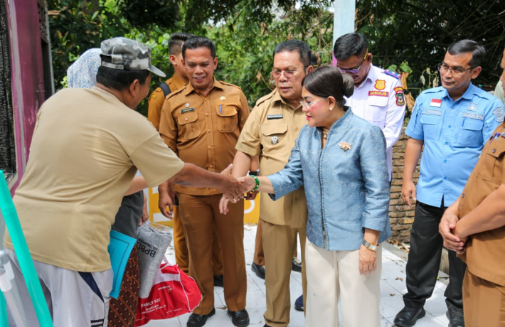 Wali Kota Wesly dan Ny Liswati Serahkan Bantuan ke Warga Korban Kebakaran di Jalan Kasuari