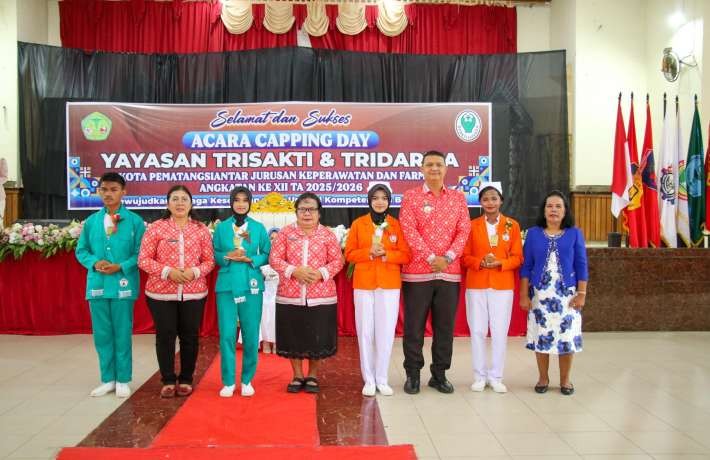 Wesly Diwakili Plt Asisten Rosion Hutauruk Hadiri Capping Day SMK Kesehatan Yayasan Trisakti dan Tri